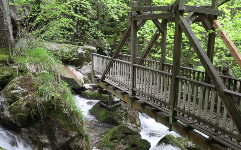 Weg entlang der Myrafälle