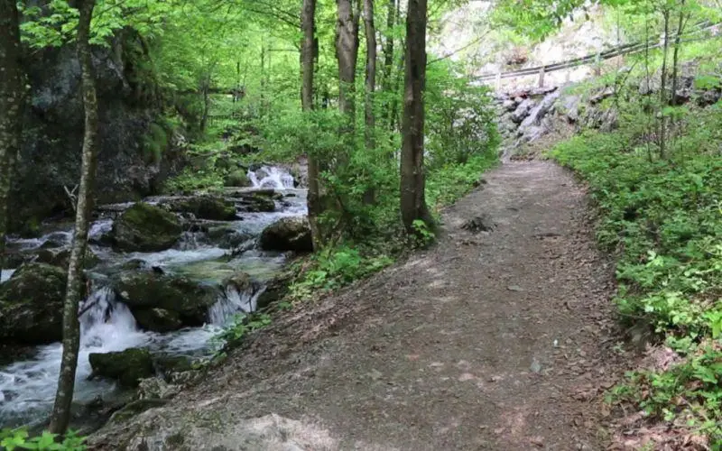 Weg entlang der Myrafälle