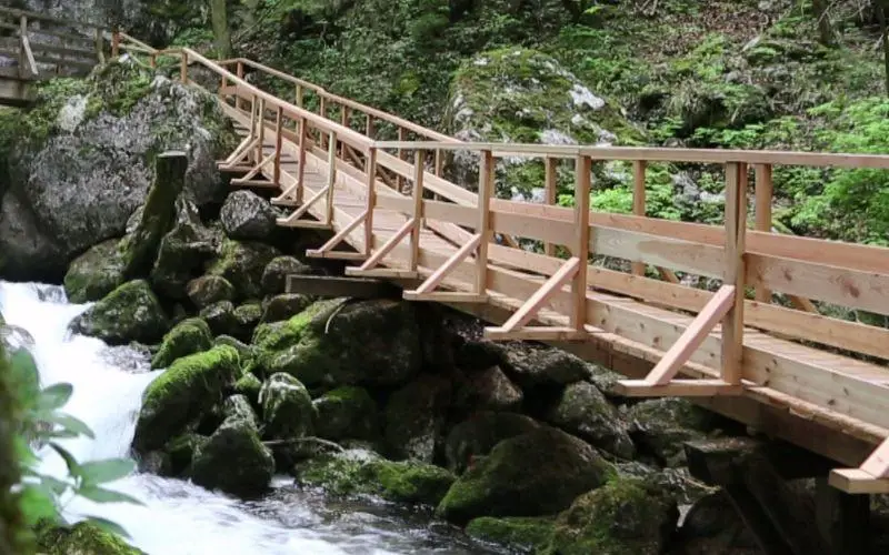 Weg entlang der Myrafälle